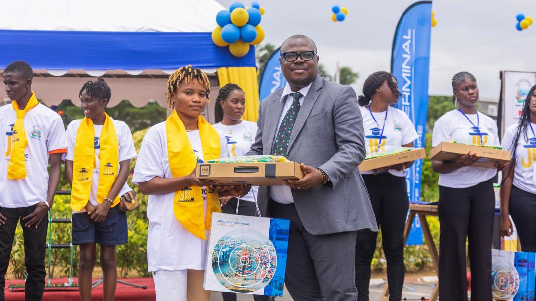 Abidjan Terminal récompense les meilleurs bacheliers de la commune de Port Bouët